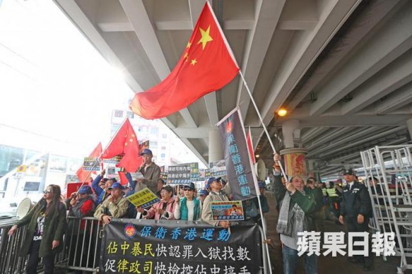 ■傅振中與多名示威者炮轟袁國強失職。 ■傅振中與多名示威者炮轟袁國強失職。