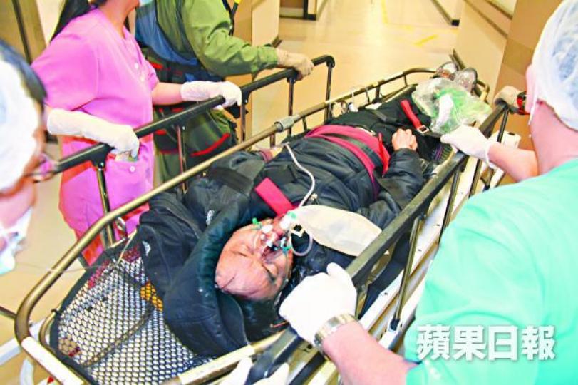 ■在蒲台島遠足暈倒的聾啞男子,由直升機送至東區醫院救治。 ■在蒲台島遠足暈倒的聾啞男子,由直升機送至東區醫院救治。