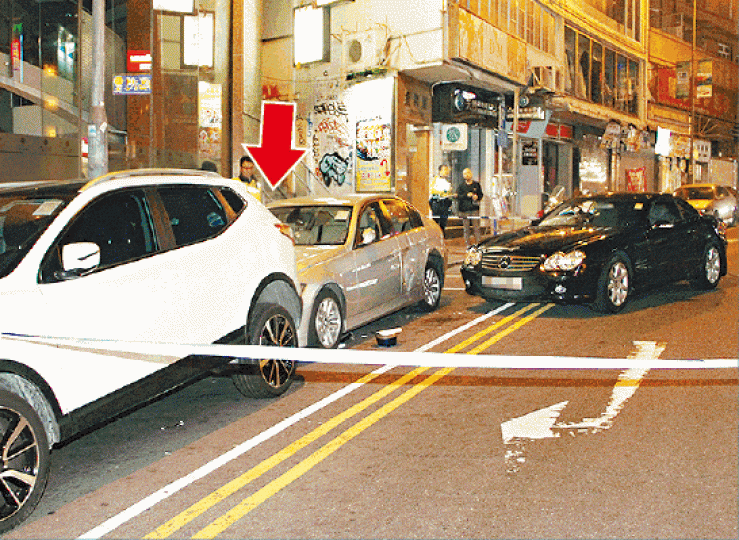 ■向佐駕駛的黑色平治撞向路邊寶馬釀三車串燒,兩名女途人夾在寶馬與前車之間(箭嘴示)。向佐 ■向佐駕駛的黑色平治撞向路邊寶馬釀三車串燒,兩名女途人夾在寶馬與前車之間(箭嘴示)。向佐