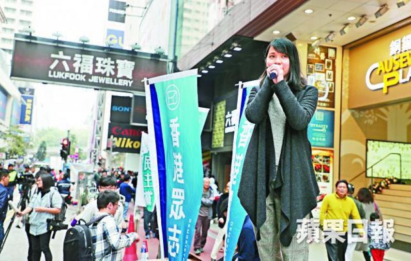 ■香港眾志常委周庭昨於街站嗌咪籌款。許頌明攝 ■香港眾志常委周庭昨於街站嗌咪籌款。許頌明攝