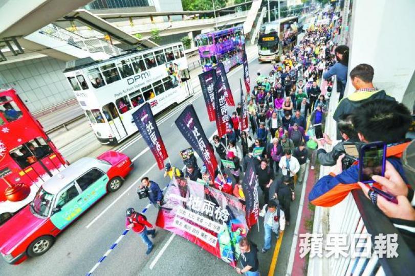 ■前日元旦大遊行,大批市民上街對中央硬推一地兩檢表達不滿。張達明 ■前日元旦大遊行,大批市民上街對中央硬推一地兩檢表達不滿。張達明