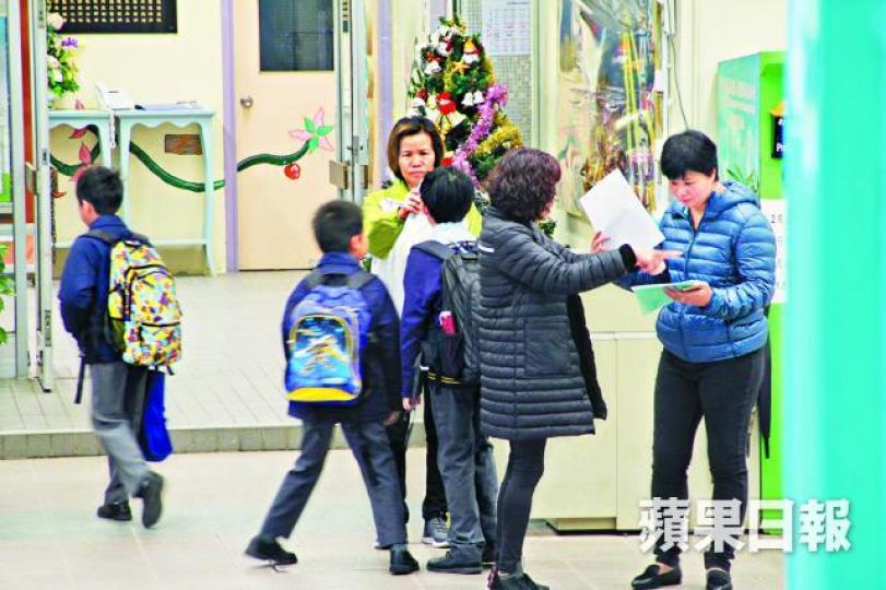 ■猝死男童就讀的學校已進行清潔,職員為學童量度體溫。 ■猝死男童就讀的學校已進行清潔,職員為學童量度體溫。