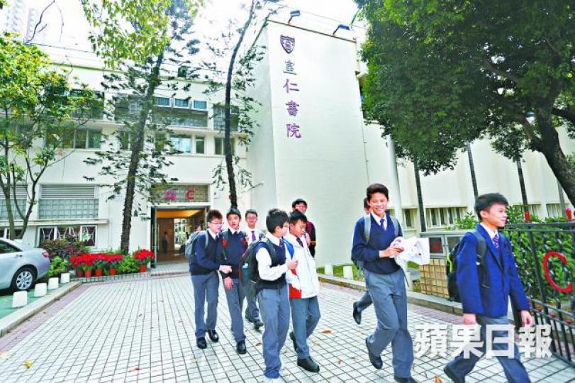 ■皇仁書院昨日收到30多份升中申請表。 ■皇仁書院昨日收到30多份升中申請表。