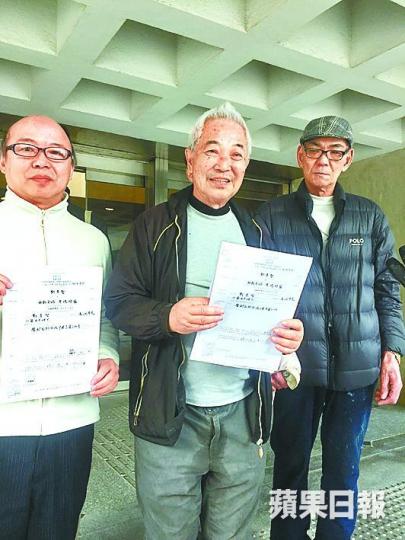 ■郭卓堅(中)指林鄭月娥容許中國人員於香港境內執法,沒擁護《基本法》,要求法庭撤銷她職務。楊思雅攝 ■郭卓堅(中)指林鄭月娥容許中國人員於香港境內執法,沒擁護《基本法》,要求法庭撤銷她職務。楊思雅攝