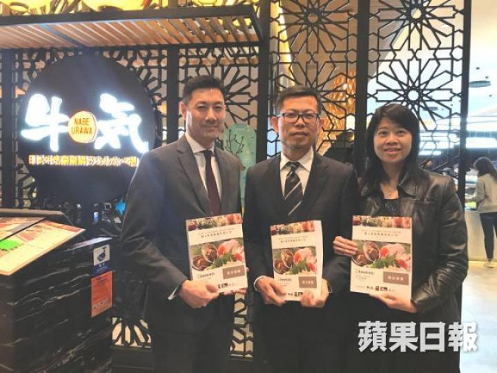 ■陳慧珍(右)放棄教書工作,陪老公黃毅山(中)追夢。 ■陳慧珍(右)放棄教書工作,陪老公黃毅山(中)追夢。