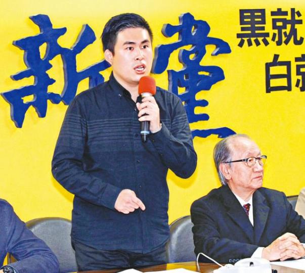 ■王炳忠(左)與新黨主席郁慕明(右)昨召開記者會,反擊檢方指控。台灣《蘋果日報》 ■王炳忠(左)與新黨主席郁慕明(右)昨召開記者會,反擊檢方指控。台灣《蘋果日報》