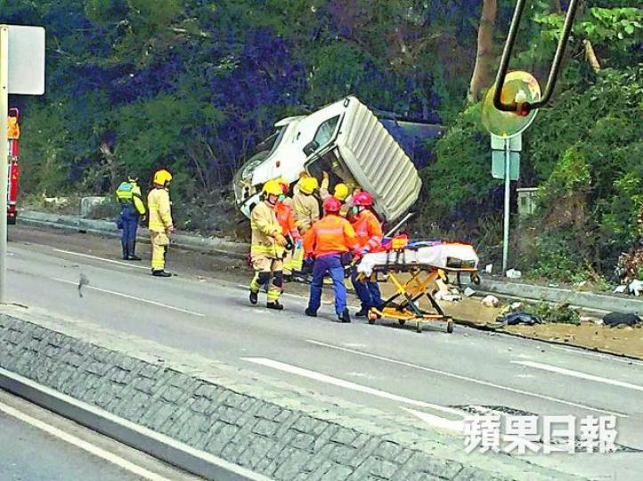■撞山被困的貨車司機由消防員救出。蘇振豪攝■車禍導致塞車5小時,車龍一度延至5公里外將隧。 ■撞山被困的貨車司機由消防員救出。蘇振豪攝■車禍導致塞車5小時,車龍一度延至5公里外將隧。