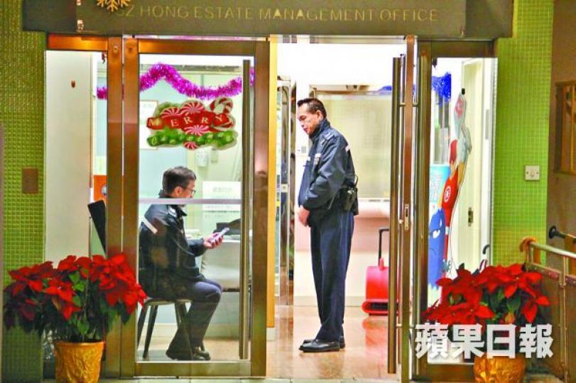 ■警員在中六男生墮樓的康添樓調查。 ■警員在中六男生墮樓的康添樓調查。