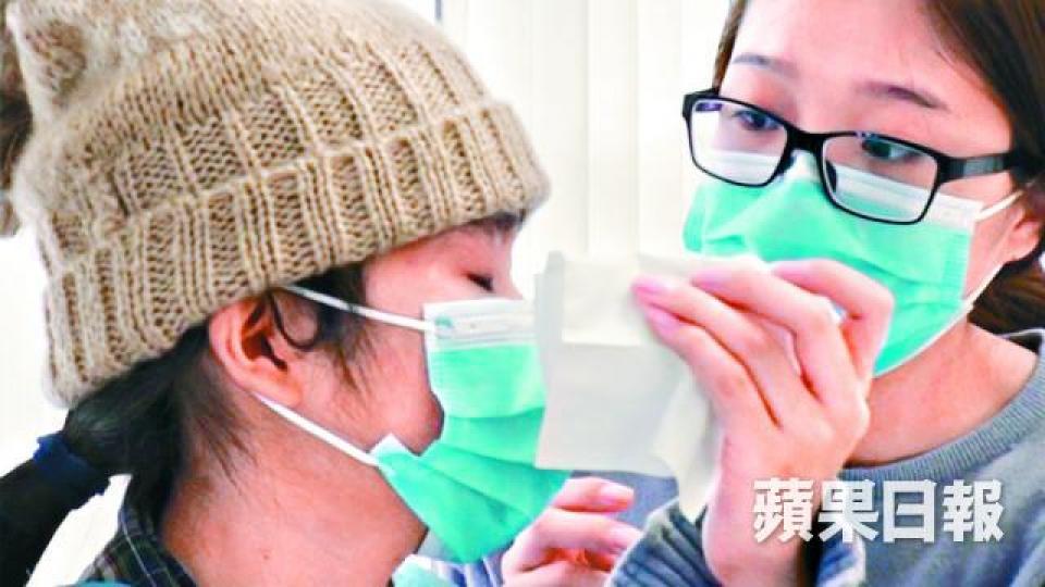 ■染上罕見貧血病的月盈說起病情時一度落淚,其姊在旁為她拭淚。梁偉權攝■家人送立體拼圖給月盈鍛煉耐性。 ■染上罕見貧血病的月盈說起病情時一度落淚,其姊在旁為她拭淚。梁偉權攝■家人送立體拼圖給月盈鍛煉耐性。