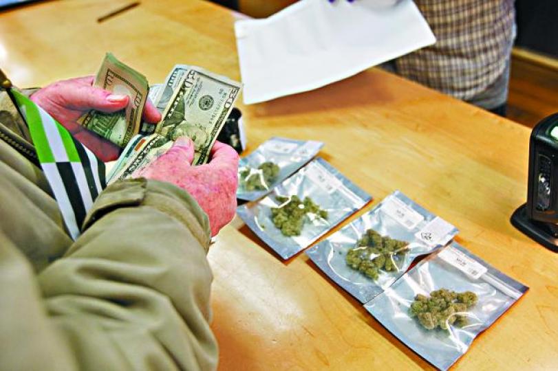 ■加州民眾可到當局認可商店購大麻。美聯社■大批民眾天未光就在店外排隊買大麻。路透社 ■加州民眾可到當局認可商店購大麻。美聯社■大批民眾天未光就在店外排隊買大麻。路透社