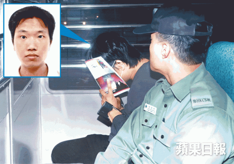 ■被告昨由囚車押走,其間一直用書遮面。李家皓攝 ■被告昨由囚車押走,其間一直用書遮面。李家皓攝