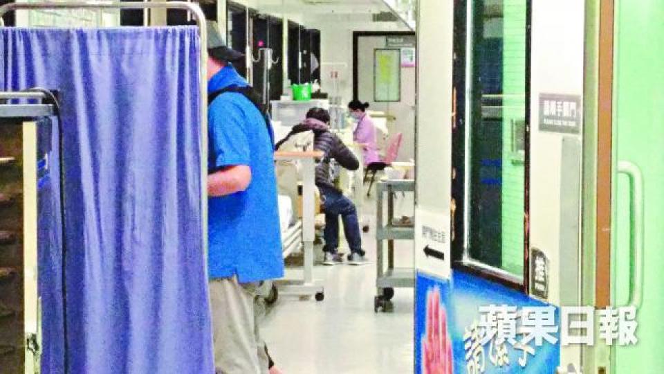 ■聯合醫院內科病房爆滿多日，昨日走廊仍有加床。周志堅攝
