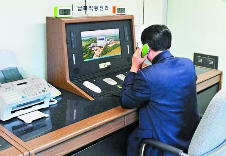 ■南北韓昨重啟板門店邊境熱線,對話20分鐘;圖為南韓官員接聽電話。 美聯社 ■南北韓昨重啟板門店邊境熱線,對話20分鐘;圖為南韓官員接聽電話。 美聯社