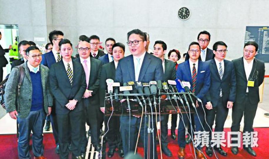 ■一地兩檢關注聯盟發言人梁宏正(中)指認同港府對一地兩檢法律觀點。 ■一地兩檢關注聯盟發言人梁宏正(中)指認同港府對一地兩檢法律觀點。