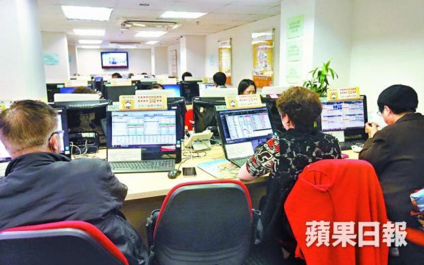 ■本報昨走訪證券行,不少散戶均指近日有所斬獲。黎樹雄攝 ■本報昨走訪證券行,不少散戶均指近日有所斬獲。黎樹雄攝