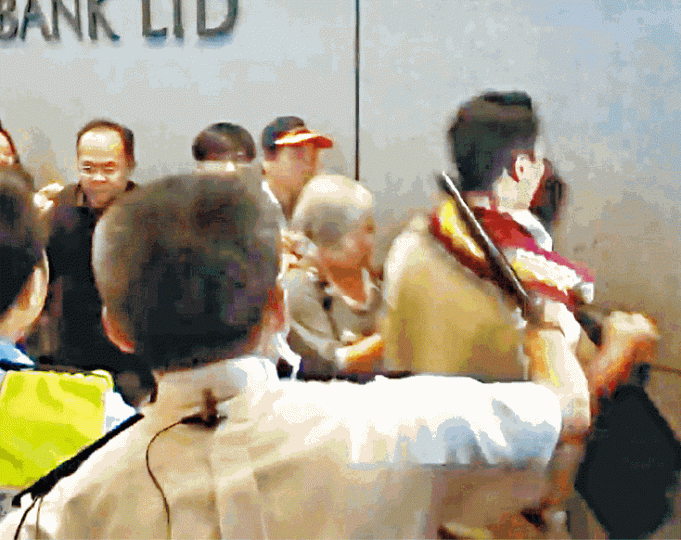 ■朱經緯案發當日以警棍襲擊鄭仲恒。 ■朱經緯案發當日以警棍襲擊鄭仲恒。
