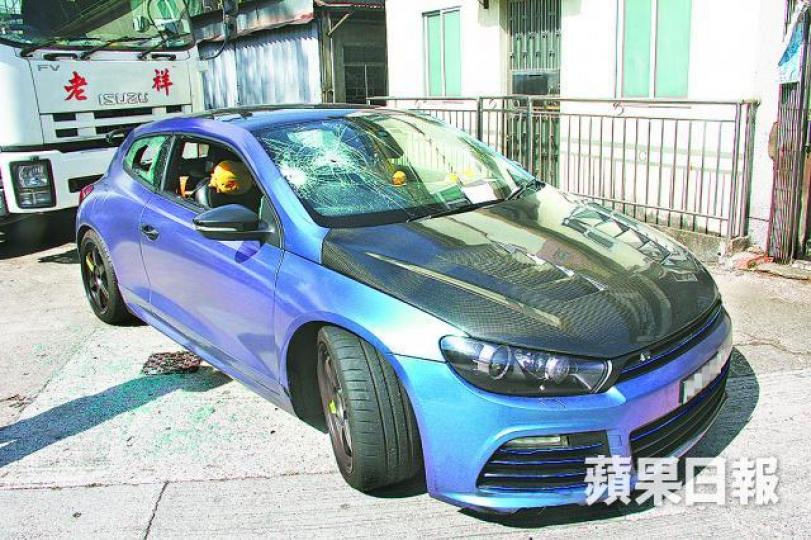 ■遭扑爆玻璃的福士跑車停泊在上水蕉徑村。翁鈺輝攝 ■遭扑爆玻璃的福士跑車停泊在上水蕉徑村。翁鈺輝攝