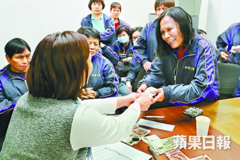 ■職工盟昨向21名海麗邨罷工清潔工發放首批約1,800元生活費。江俊豪攝 ■職工盟昨向21名海麗邨罷工清潔工發放首批約1,800元生活費。江俊豪攝