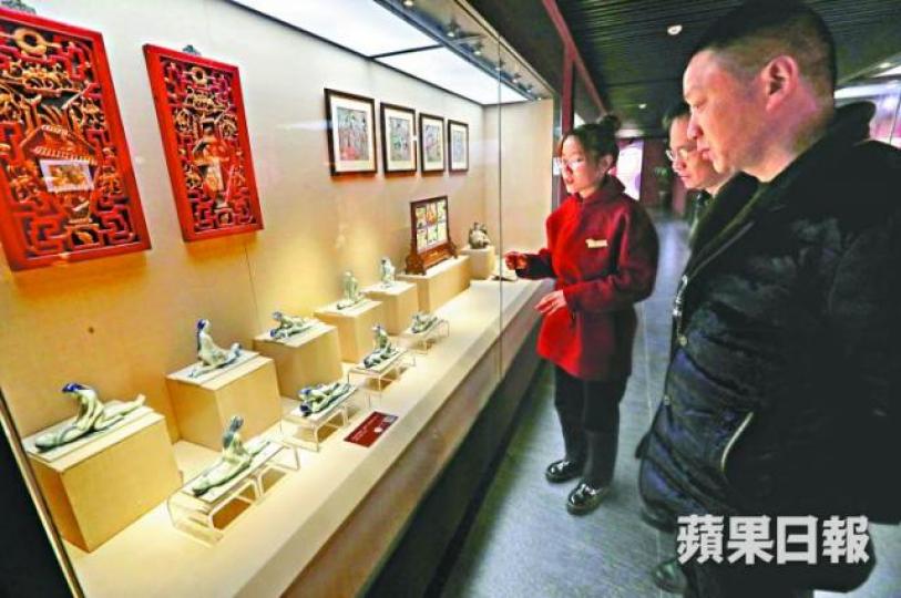 ■參觀者細聽導遊介紹不同性愛姿勢的瓷器。《蘋果》記者攝■性文化博物館現落戶江蘇常州。■反映古代性文化的情趣水壺。 ■參觀者細聽導遊介紹不同性愛姿勢的瓷器。《蘋果》記者攝■性文化博物館現落戶江蘇常州。■反映古代性文化的情趣水壺。