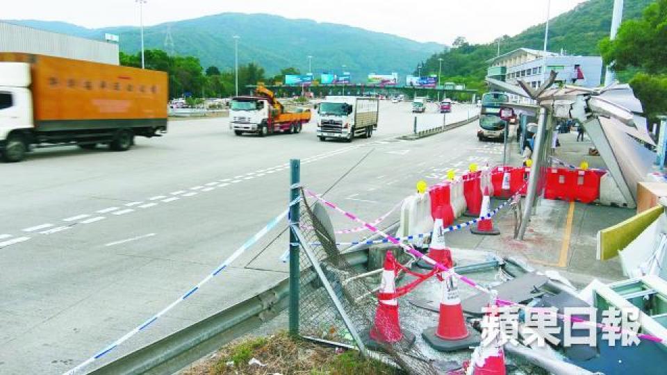 ■出事車站昨被圍封,有區議員指上述位置沒裝鐵欄。姜偉康攝 ■出事車站昨被圍封,有區議員指上述位置沒裝鐵欄。姜偉康攝