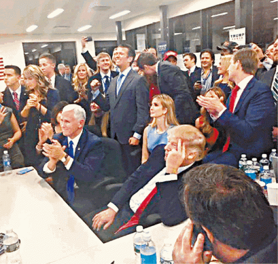 ■網上流傳相片顯示特朗普團隊得知勝選後笑逐顏開,惟主角特朗普反而未見歡容。資料圖片 ■網上流傳相片顯示特朗普團隊得知勝選後笑逐顏開,惟主角特朗普反而未見歡容。資料圖片