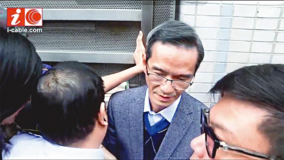 ■黃遠輝在房署外一度遭工人包圍。有線新聞畫面截圖 ■黃遠輝在房署外一度遭工人包圍。有線新聞畫面截圖