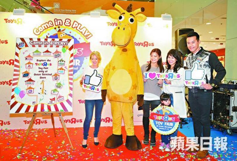 ■何楚嫣(左)昨出席遊戲展開幕禮;右為藝人徐榮。李潤芳攝 ■何楚嫣(左)昨出席遊戲展開幕禮;右為藝人徐榮。李潤芳攝
