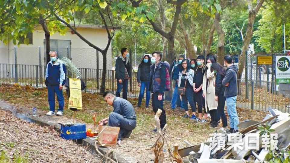 ■死者家屬昨到車禍現場拜祭。 ■死者家屬昨到車禍現場拜祭。
