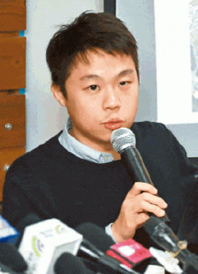 ■本土研究社成員黃肇鴻指,「孖屋」售價比兩間丁屋一同出售更貴。張柏基攝 ■本土研究社成員黃肇鴻指,「孖屋」售價比兩間丁屋一同出售更貴。張柏基攝