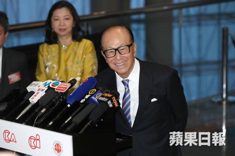 ■李嘉誠預計今年樓市將持續高企,惟不敢估樓價升幅。謝榮耀攝 ■李嘉誠預計今年樓市將持續高企,惟不敢估樓價升幅。謝榮耀攝