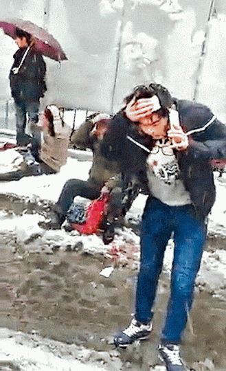 ■安徽暴雪壓垮巴士站,多名路人被砸破頭。■合肥警員在雪中托電纜爆紅網絡。 ■安徽暴雪壓垮巴士站,多名路人被砸破頭。■合肥警員在雪中托電纜爆紅網絡。