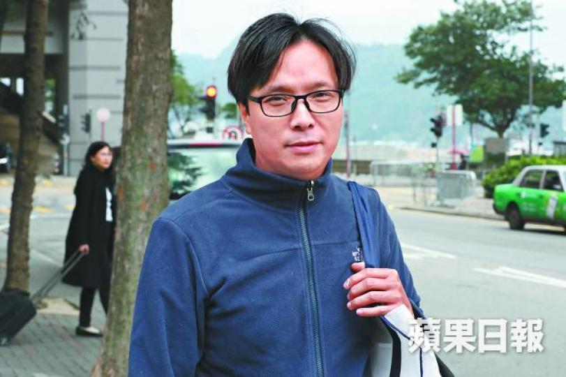 《樹大招風》道具領班、被告張偉全■涉案道具鈔票曾用於電影《樹大招風》;圖為電影中陳小春向天撒「鈔票」一幕。 《樹大招風》道具領班、被告張偉全■涉案道具鈔票曾用於電影《樹大招風》;圖為電影中陳小春向天撒「鈔票」一幕。