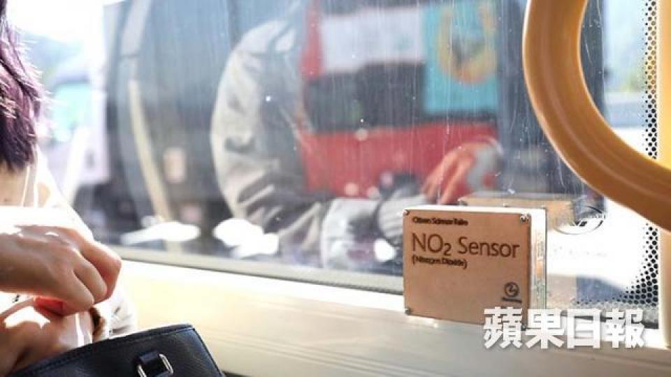 二氧化氮(NO2)是路邊空氣污染物之一,已有研究顯示濃度越高,健康問題及死亡風險亦會隨之增加。根據測試,巴士車廂空氣中每小時二氧化氮(NO2)平均濃度,高於2016年香港路邊空氣每小時濃度的平均值。健康空氣行動社區關係經理龍子維指,本港近年車輛數目每年增長4.6%,是污染問題主因之一。道路擠塞,行進緩慢,汽車排放的二氧化氮(NO2)容易積聚公路及高樓大廈之間,形成「街谷效應」。本地雖有設立空氣質素指標,規定本地三個路邊空氣監測站,二氧化氮超標次數不得多於18次,但即使2016年超標134次,政府 二氧化氮(NO2)是路邊空氣污染物之一,已有研究顯示濃度越高,健康問題及死亡風險亦會隨之增加。根據測試,巴士車廂空氣中每小時二氧化氮(NO2)平均濃度,高於2016年香港路邊空氣每小時濃度的平均值。健康空氣行動社區關係經理龍子維指,本港近年車輛數目每年增長4.6%,是污染問題主因之一。道路擠塞,行進緩慢,汽車排放的二氧化氮(NO2)容易積聚公路及高樓大廈之間,形成「街谷效應」。本地雖有設立空氣質素指標,規定本地三個路邊空氣監測站,二氧化氮超標次數不得多於18次,但即使2016年超標134次,政府