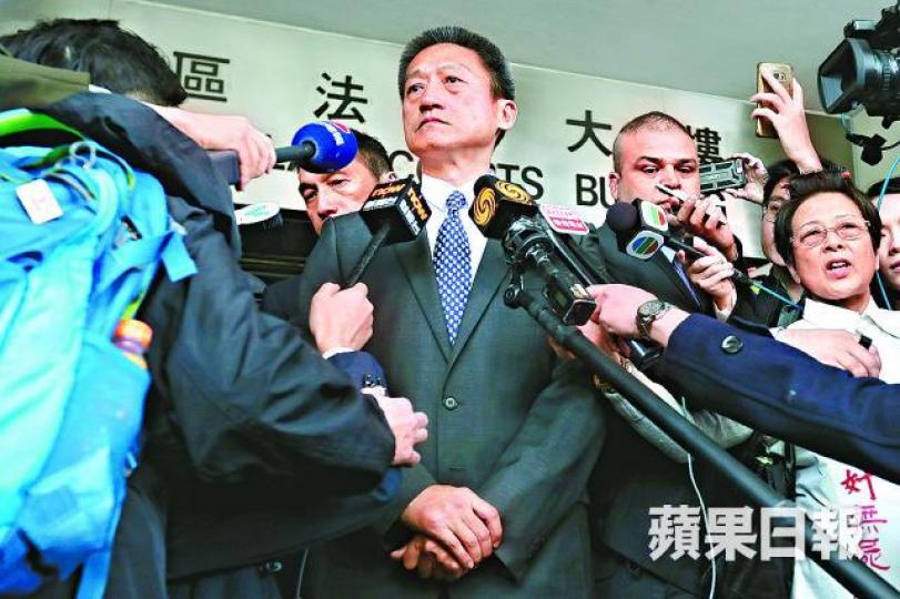 ■朱經緯以警棍毆打途人被判囚3個月,前日保釋等候上訴。■盧偉聰向警隊發信,稱對朱經緯判囚感難過(紅框示)。 ■朱經緯以警棍毆打途人被判囚3個月,前日保釋等候上訴。■盧偉聰向警隊發信,稱對朱經緯判囚感難過(紅框示)。