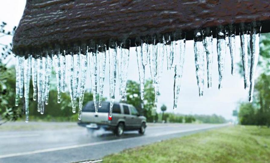 【佛州】■29年來首次下雪,指示牌都有水結成冰。美聯社【麻省】■洛根國際機場一架客機準備起飛,跑道附近的海水都結了冰。路透社 【佛州】■29年來首次下雪,指示牌都有水結成冰。美聯社【麻省】■洛根國際機場一架客機準備起飛,跑道附近的海水都結了冰。路透社