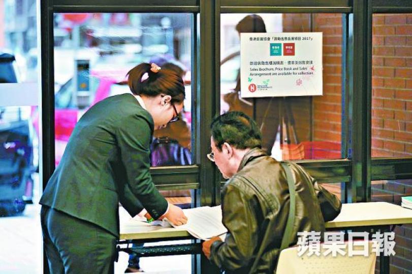 ■有市民昨到房協辦事處作查詢。 ■有市民昨到房協辦事處作查詢。