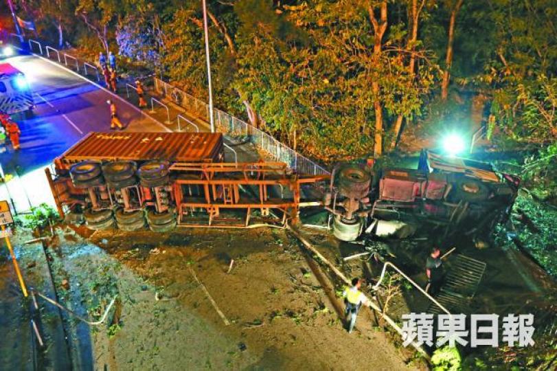 ■肇事貨櫃車的短貨櫃置於長拖架尾部,專家指容易令貨車失控。資料圖片■遭貨車撞及的平治尾部損毀。 ■肇事貨櫃車的短貨櫃置於長拖架尾部,專家指容易令貨車失控。資料圖片■遭貨車撞及的平治尾部損毀。