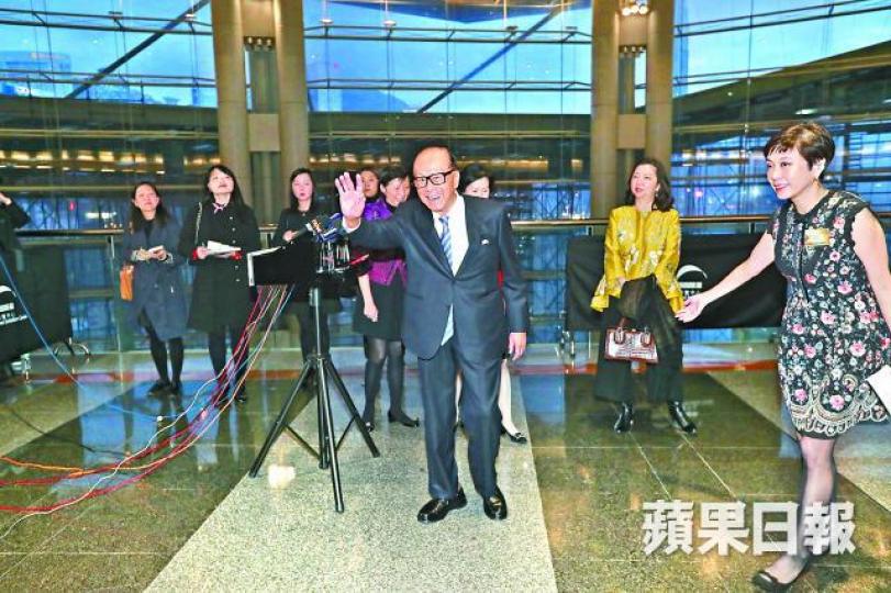 ■李嘉誠重申,退休時一定會宣佈。謝榮耀攝■李澤楷曾陪伴父親李嘉誠現身汕頭。資料圖片■李澤鉅成李嘉誠基金會主席繼任人。 ■李嘉誠重申,退休時一定會宣佈。謝榮耀攝■李澤楷曾陪伴父親李嘉誠現身汕頭。資料圖片■李澤鉅成李嘉誠基金會主席繼任人。