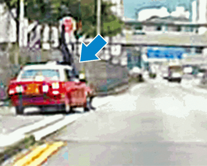 ■的士疑收掣不及撞向前方電單車,鐵騎士被撞至飛起(箭嘴示)。讀者提供圖片■死者馮健生(圓圖)的電單車橫亙路邊,油缸爆裂漏油。 ■的士疑收掣不及撞向前方電單車,鐵騎士被撞至飛起(箭嘴示)。讀者提供圖片■死者馮健生(圓圖)的電單車橫亙路邊,油缸爆裂漏油。