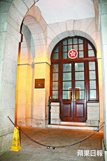 ■內地男去年11月將雪糕筒掟向終院木門,致其出現花痕。 ■內地男去年11月將雪糕筒掟向終院木門,致其出現花痕。