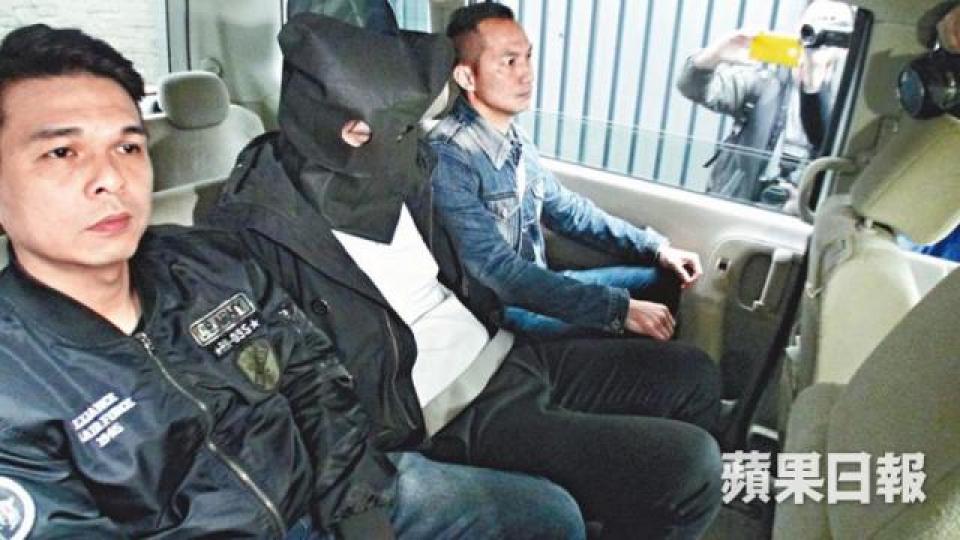 ■警方將準備接收冰毒的疑犯蒙頭帶署。 ■警方將準備接收冰毒的疑犯蒙頭帶署。