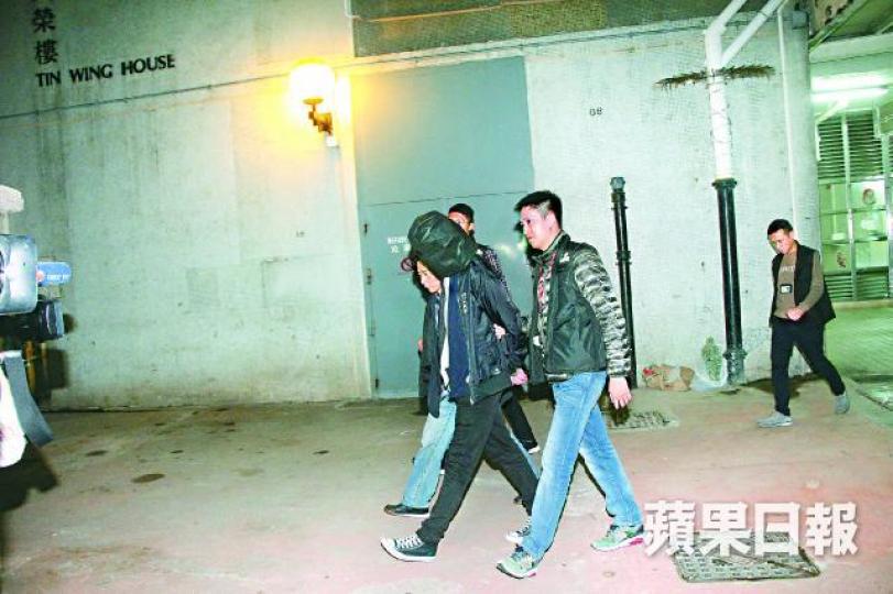 ■男疑犯被押返秀茂坪順天邨寓所搜查。唐家輝攝■警方撿獲大叠涉案當票,涉及港澳當舖。■有當舖配備手提式檢測合成鑽石儀器防中招。 ■男疑犯被押返秀茂坪順天邨寓所搜查。唐家輝攝■警方撿獲大叠涉案當票,涉及港澳當舖。■有當舖配備手提式檢測合成鑽石儀器防中招。