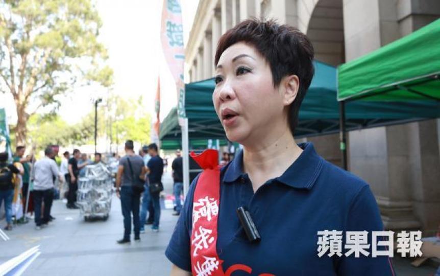 國泰空中服務員工會副主席黎玉嬋指間中會有乘客因關門方式不當，令門閂卡死。