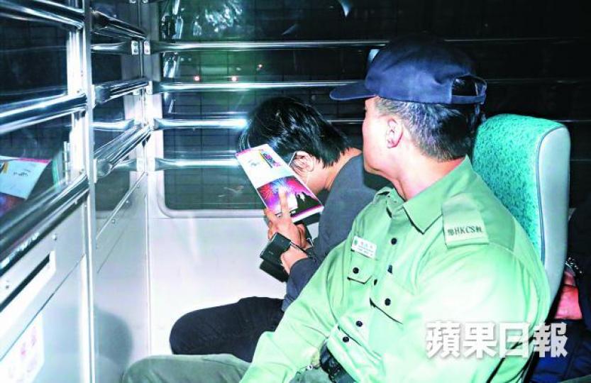 ■被告劉璋輝僅承認誤殺罪,之前多次應訊後坐囚車離開均以書掩面。資料圖片■私影女郭惠明2014在旺角疑遭被告殺害,棄屍垃圾站。 ■被告劉璋輝僅承認誤殺罪,之前多次應訊後坐囚車離開均以書掩面。資料圖片■私影女郭惠明2014在旺角疑遭被告殺害,棄屍垃圾站。