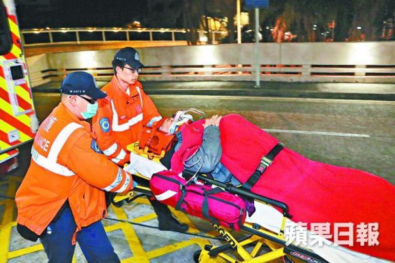 ■的士司機送院治理。鄭文輝攝■陳庭欣目睹意外經過，協助報警。