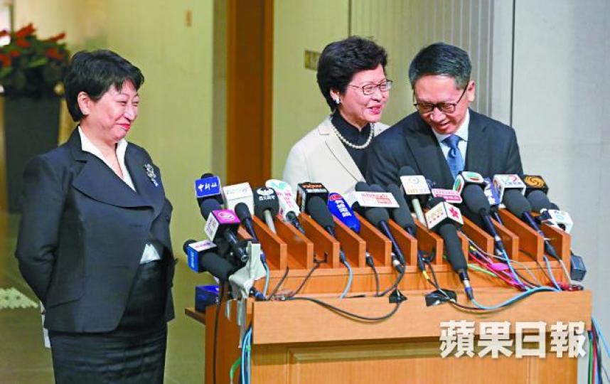 ■接任律政司長的鄭若驊,昨與特首林鄭月娥及辭職的袁國強會見記者。李家皓攝 ■接任律政司長的鄭若驊,昨與特首林鄭月娥及辭職的袁國強會見記者。李家皓攝