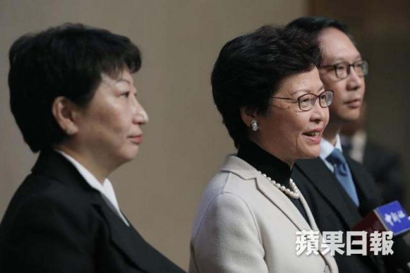 ■鄭若驊昨與林鄭月娥及袁國強昨一同會見傳媒。 ■鄭若驊昨與林鄭月娥及袁國強昨一同會見傳媒。