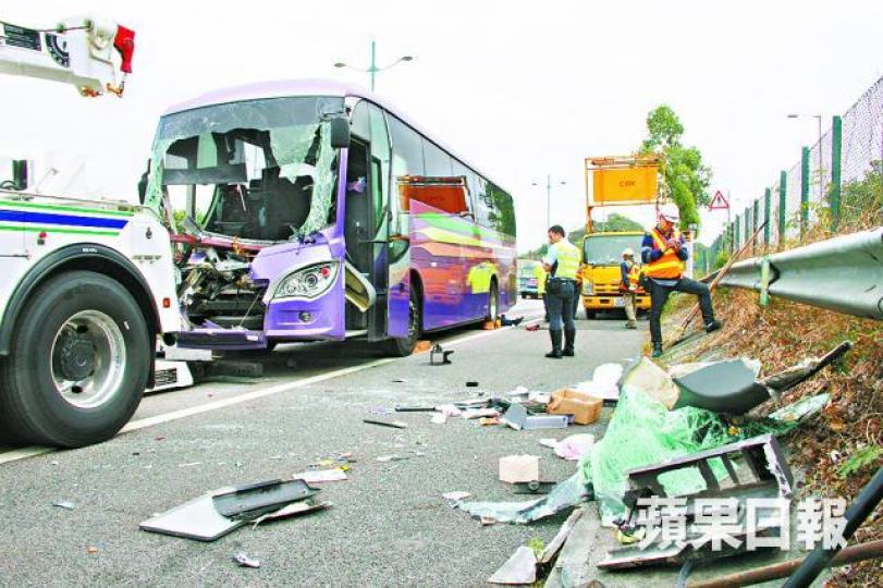 ■接載聯航職員的旅巴損毀嚴重。文兆麟攝■機組人員落車等候協助。