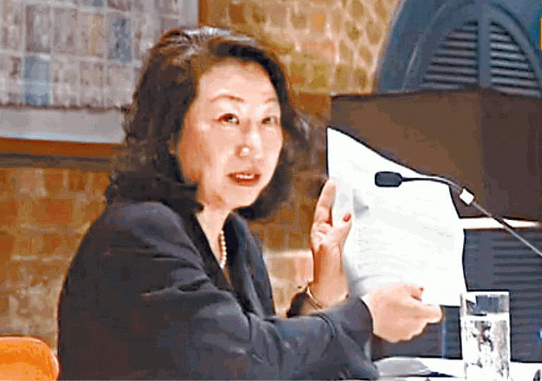 ■鄭若驊曾就南海主權爭議為北京護航,力批海牙國際仲裁法庭裁決。 ■鄭若驊曾就南海主權爭議為北京護航,力批海牙國際仲裁法庭裁決。