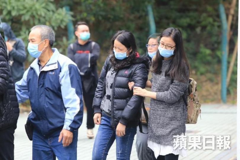 ■女死者親友到場認屍,部份人傷心過度需攙扶。梁瑞帆攝 ■女死者親友到場認屍,部份人傷心過度需攙扶。梁瑞帆攝